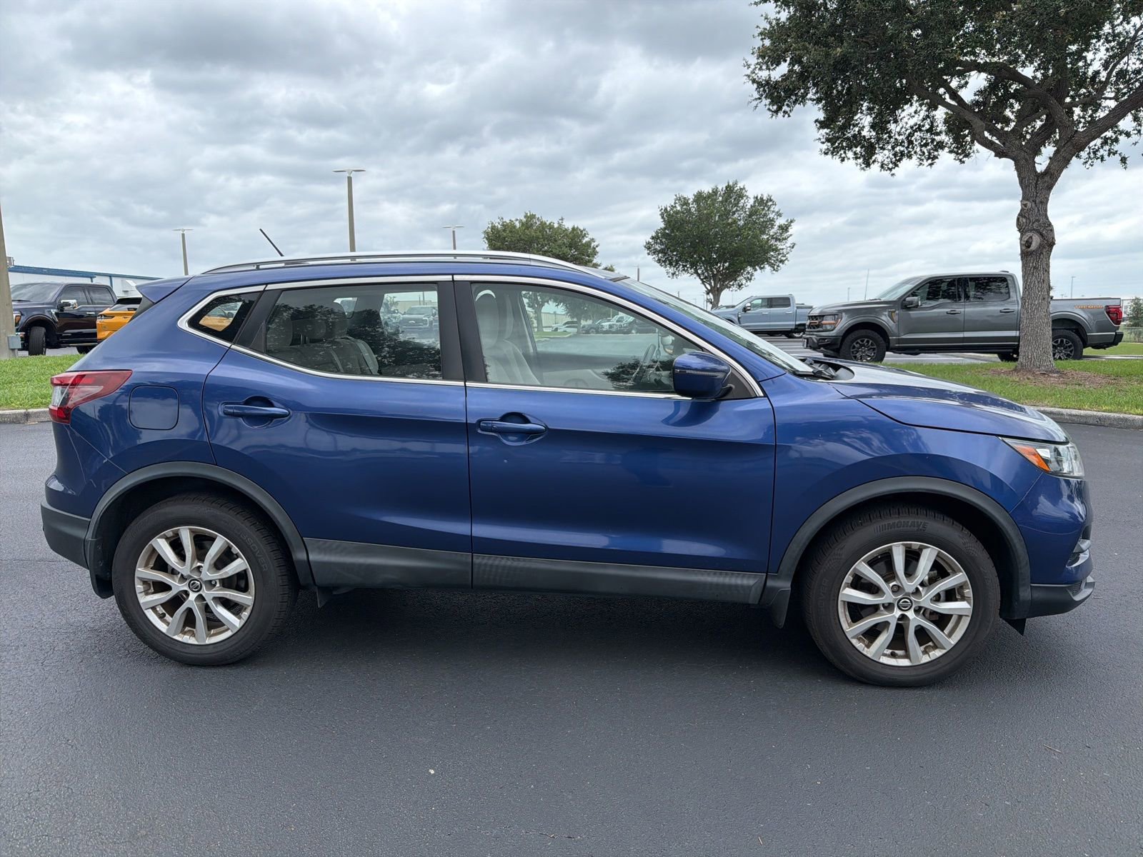 Used 2020 Nissan Rogue Sport SV FWD image 2