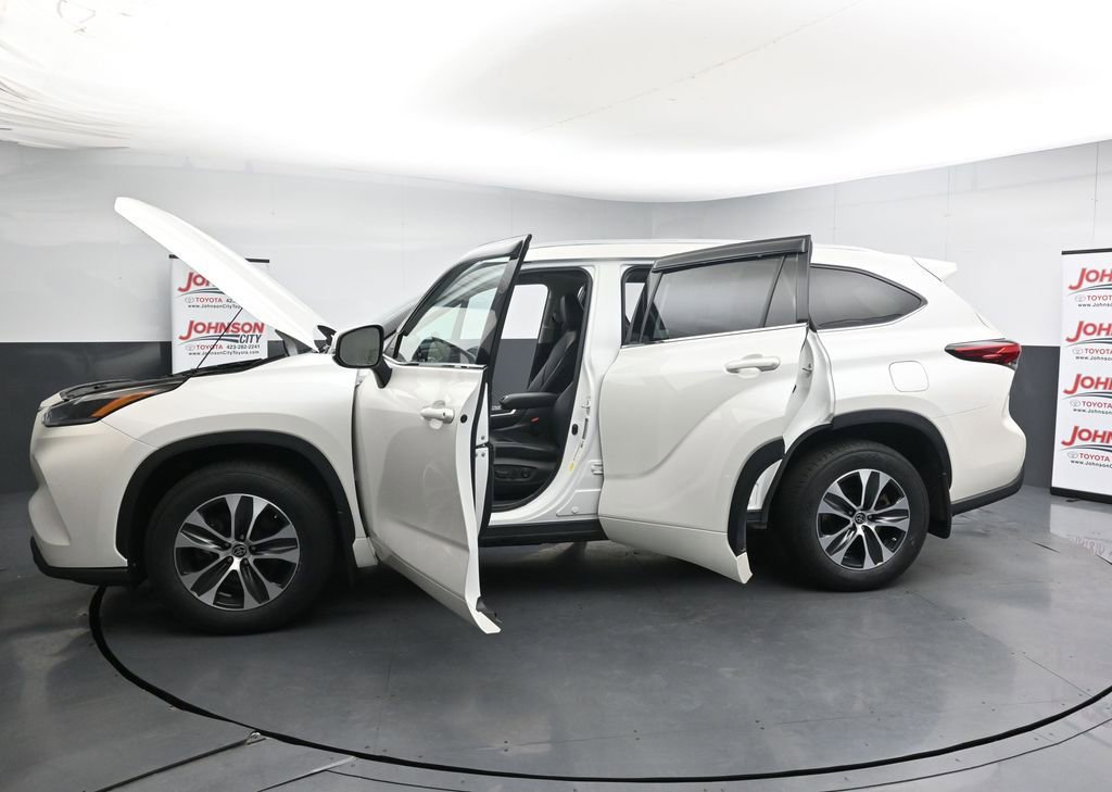 Used 2021 Toyota Highlander XLE AWD/4WD image 42