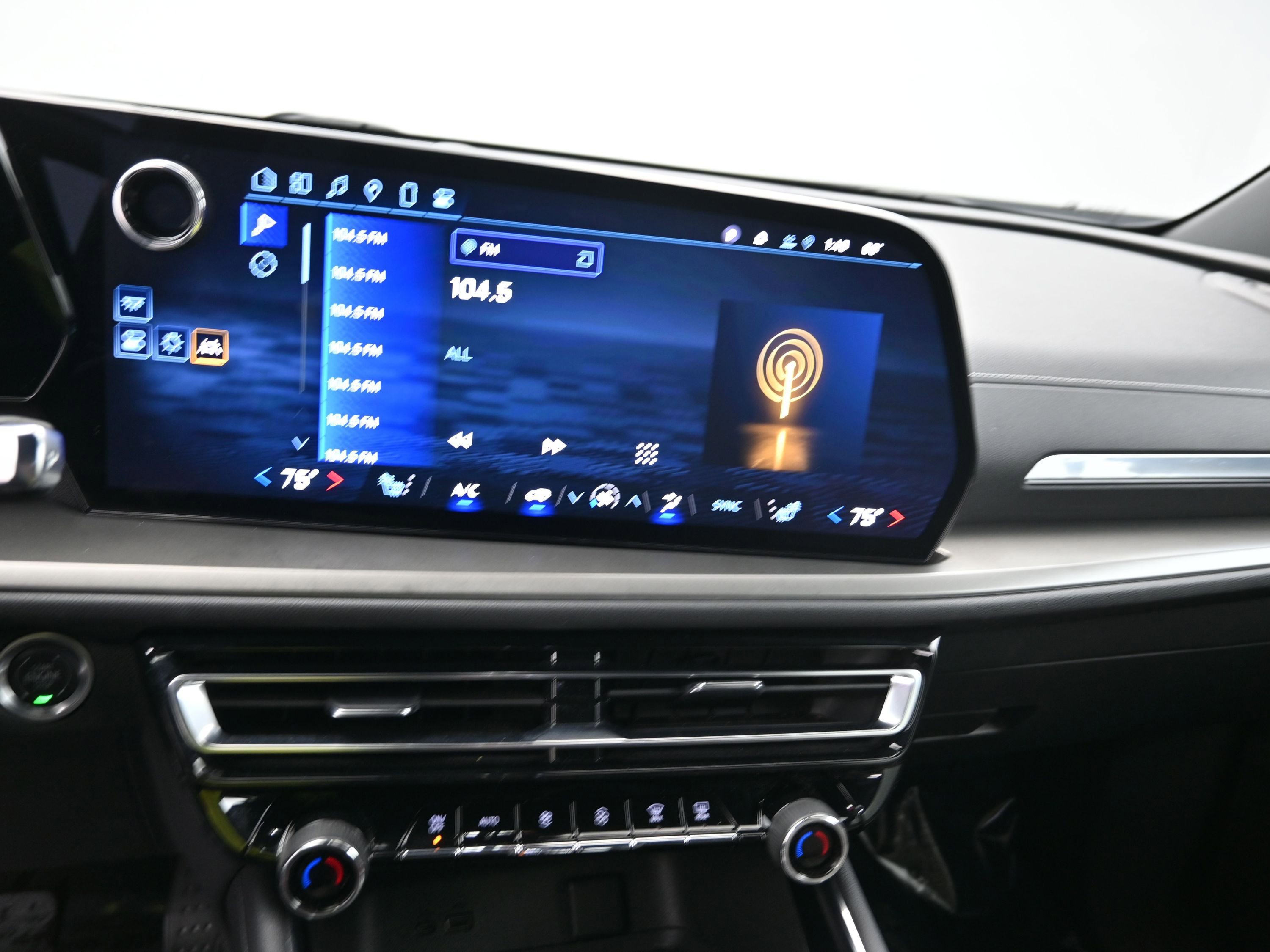 Used 2025 Chevrolet Traverse LT image 20