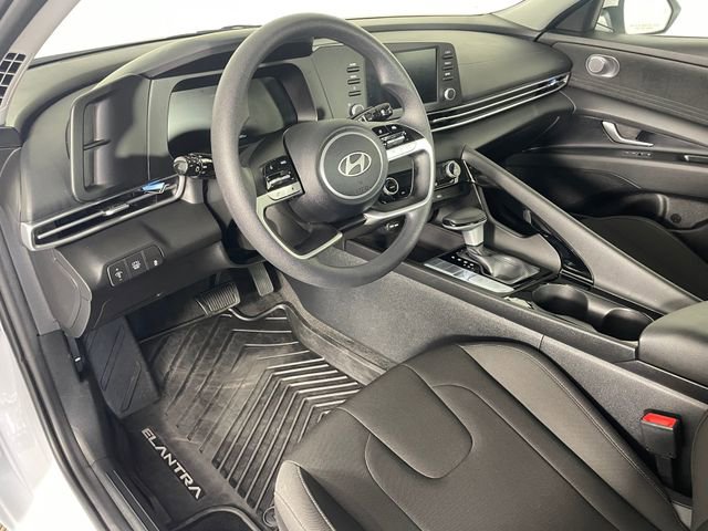 Used 2025 Hyundai Elantra Hybrid FWD image 3