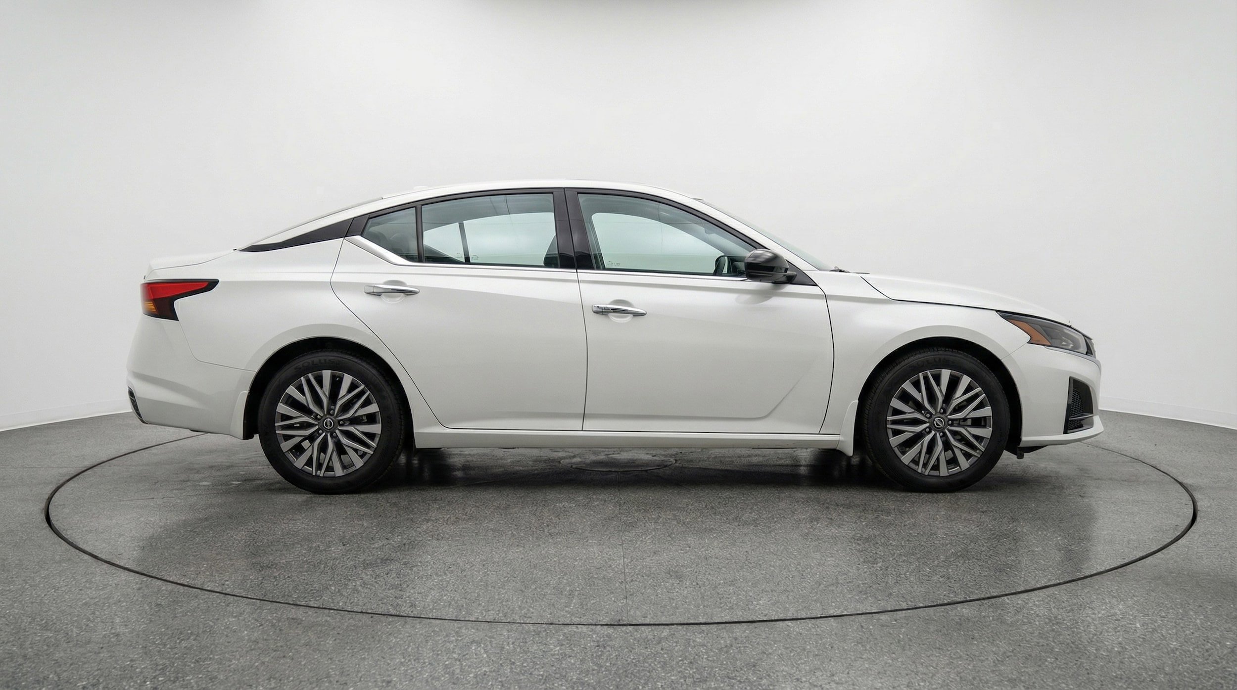 Used 2025 Nissan Altima 2.5 SV FWD image 8