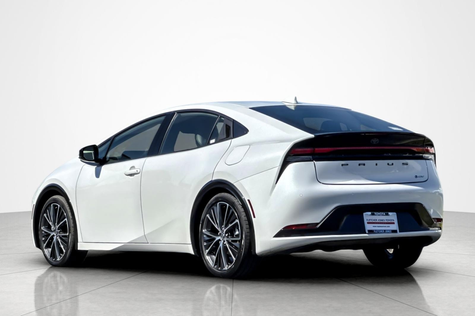 Certified 2025 Toyota Prius XLE FWD image 3
