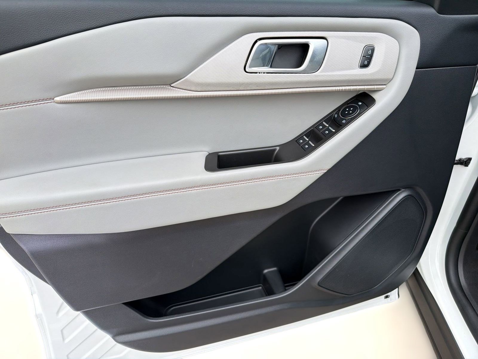 Used 2025 Ford Explorer Active w/ Active Comfort Package image 12