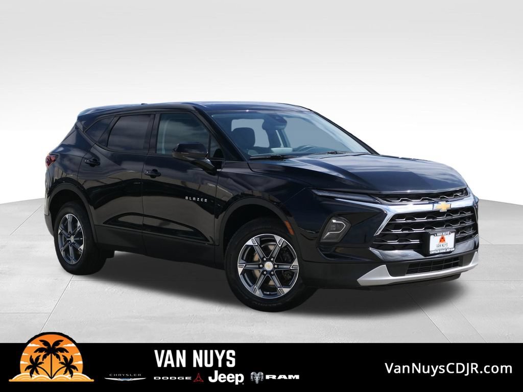 Used 2025 Chevrolet Blazer LT FWD image 1
