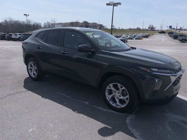 Used 2025 Chevrolet Trax LS w/ LS Convenience Package image 8