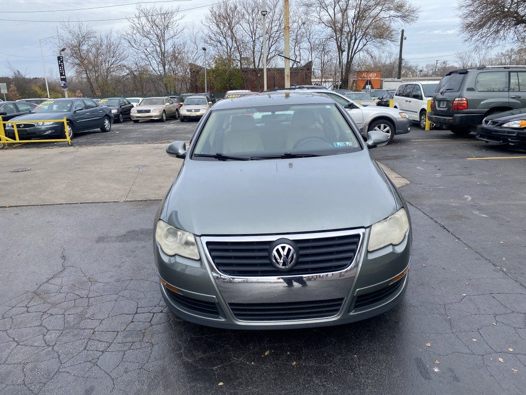 Used 2006 Volkswagen Passat Value Edition image 2