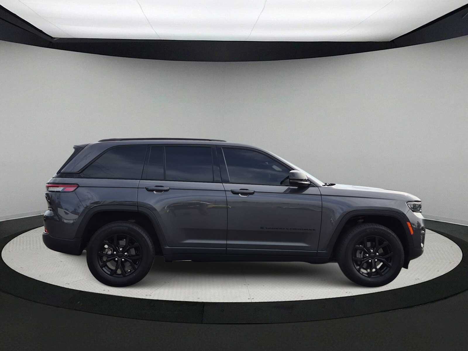 Used 2024 Jeep Grand Cherokee Altitude AWD/4WD image 9