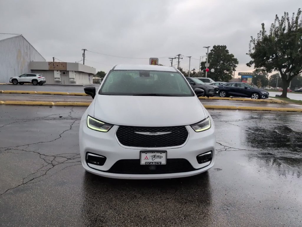 Used 2024 Chrysler Pacifica Touring-L FWD image 2