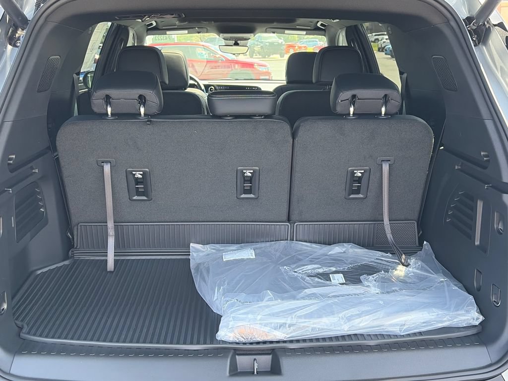 New 2026 Chevrolet Traverse LT w/ Sun and Wheel Package AWD/4WD image 7