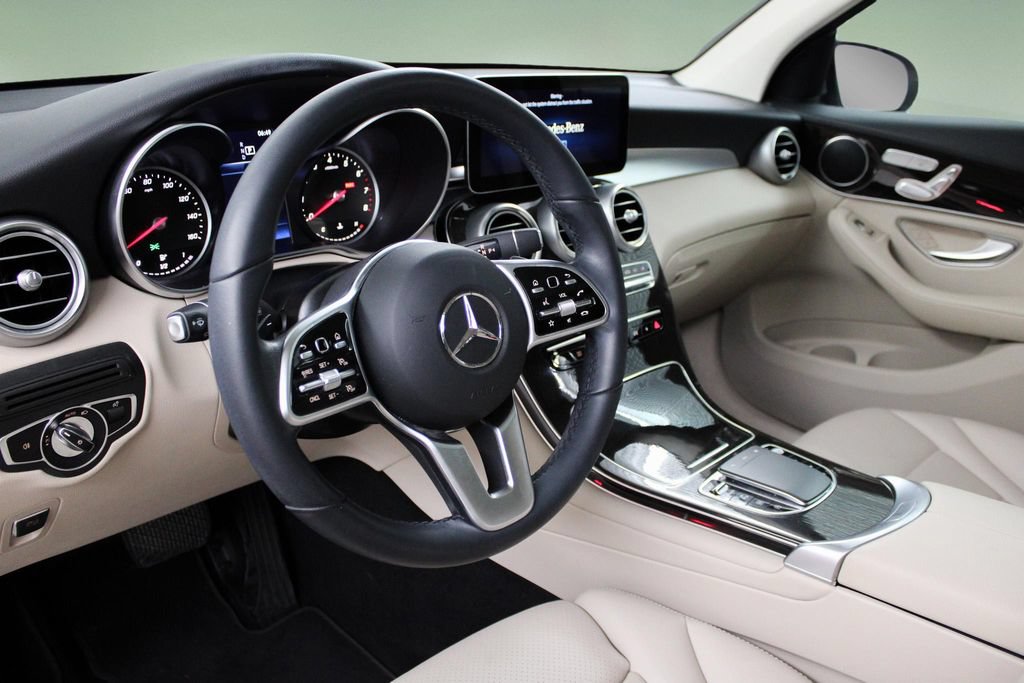 Used 2022 Mercedes-Benz GLC 300 image 2
