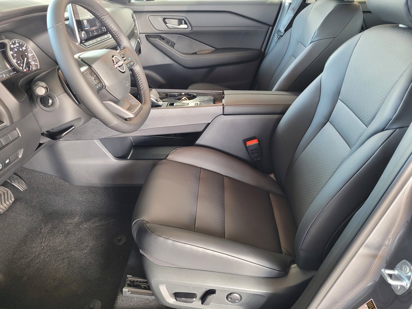 New 2026 Nissan Rogue Dark Armor FWD image 9