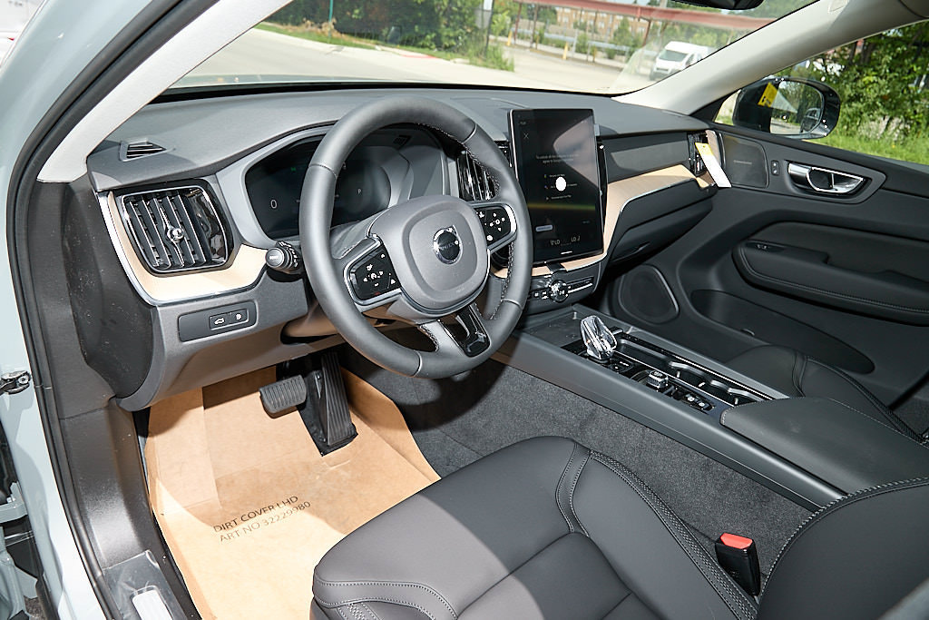 New 2026 Volvo XC60 T8 Plus w/ Climate Package PRO AWD/4WD image 12