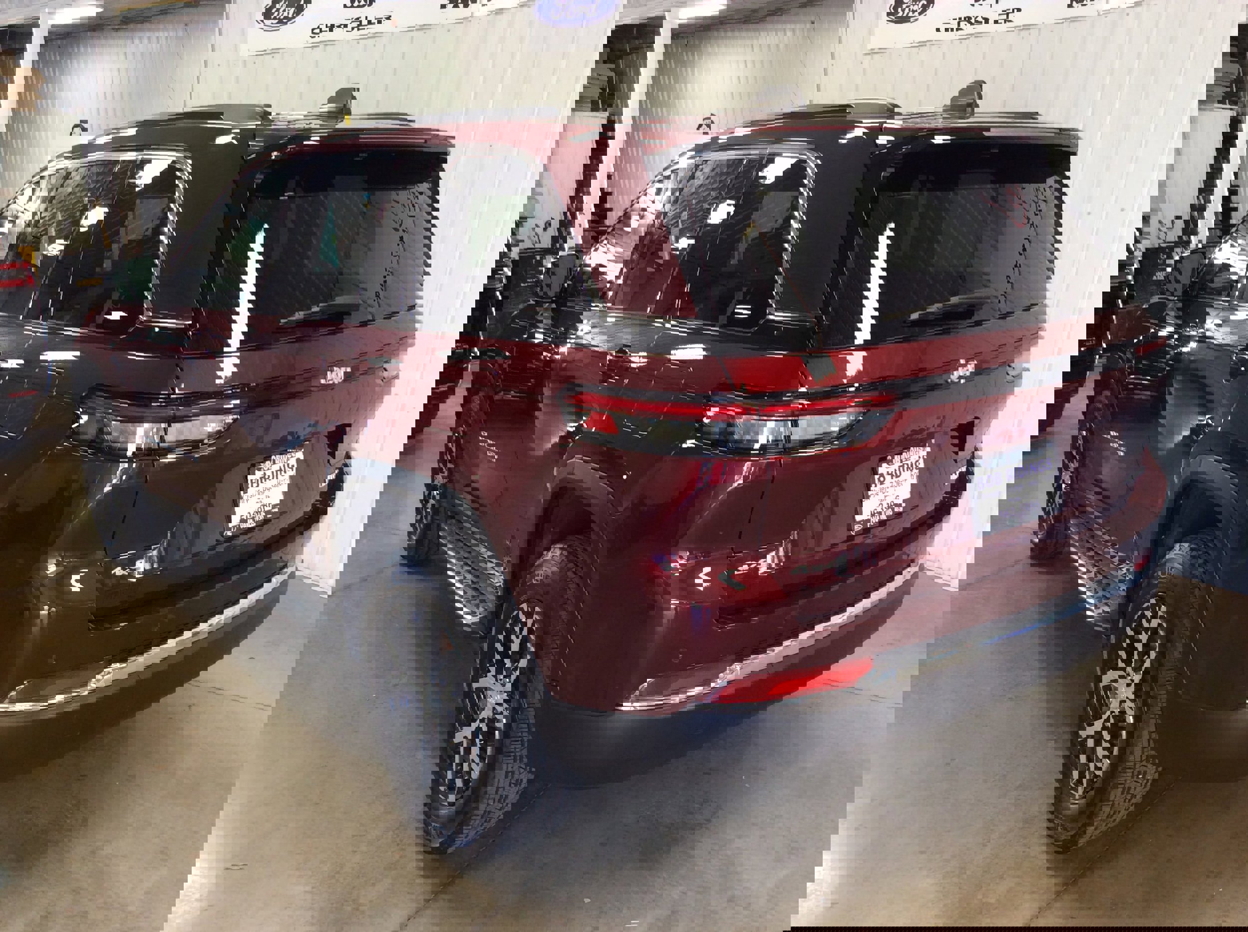 Used 2024 Jeep Grand Cherokee Limited image 3