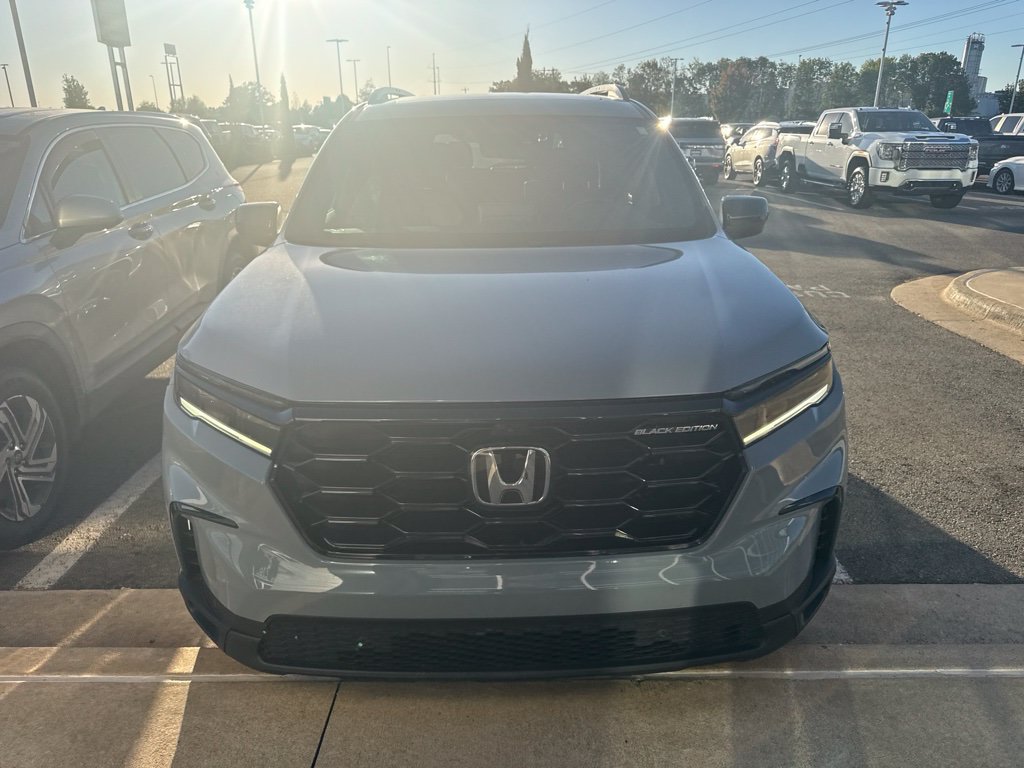 Used 2025 Honda Pilot Black Edition image 2