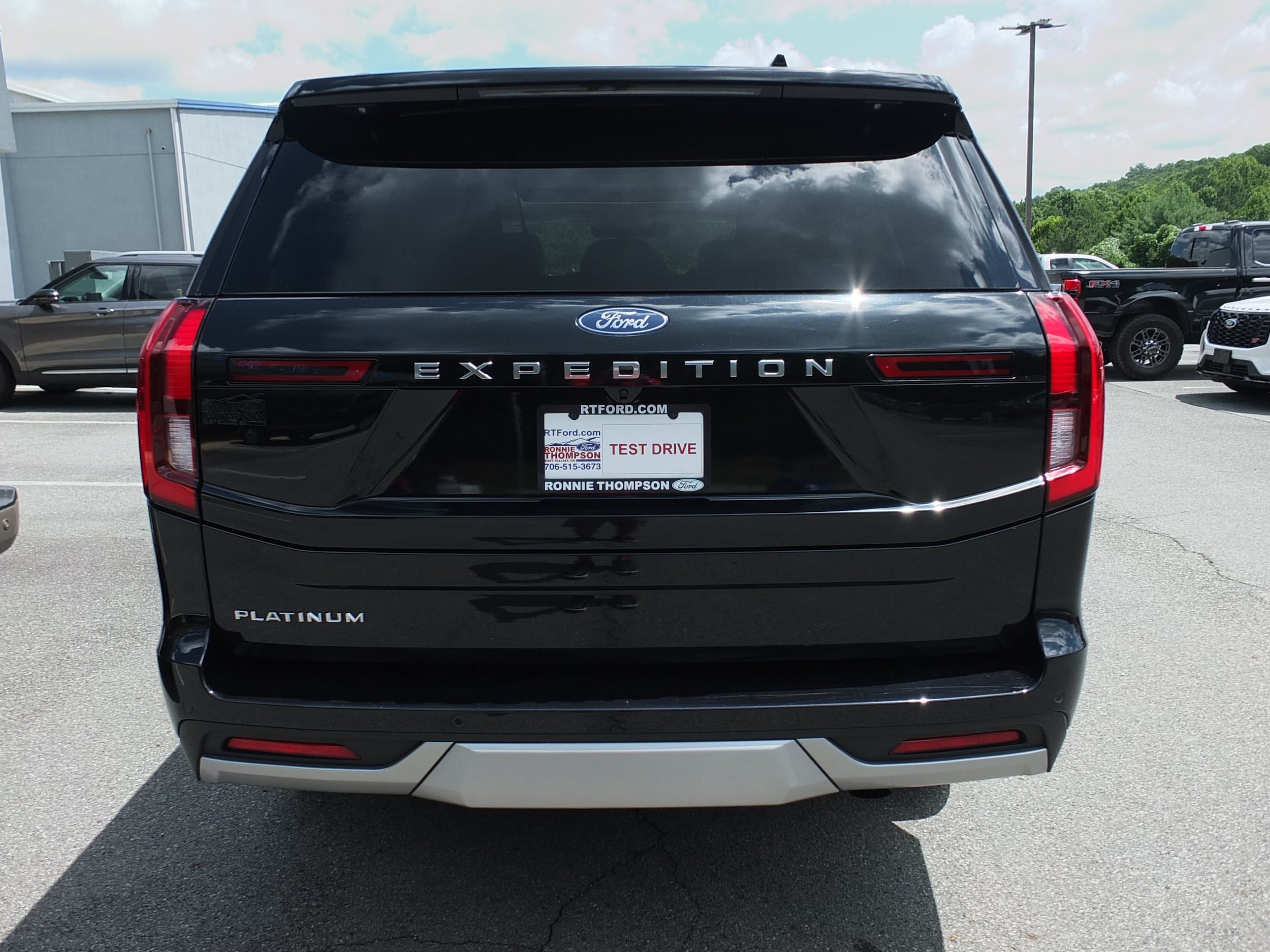 Used 2025 Ford Expedition Platinum w/ Driver's Package AWD/4WD image 4