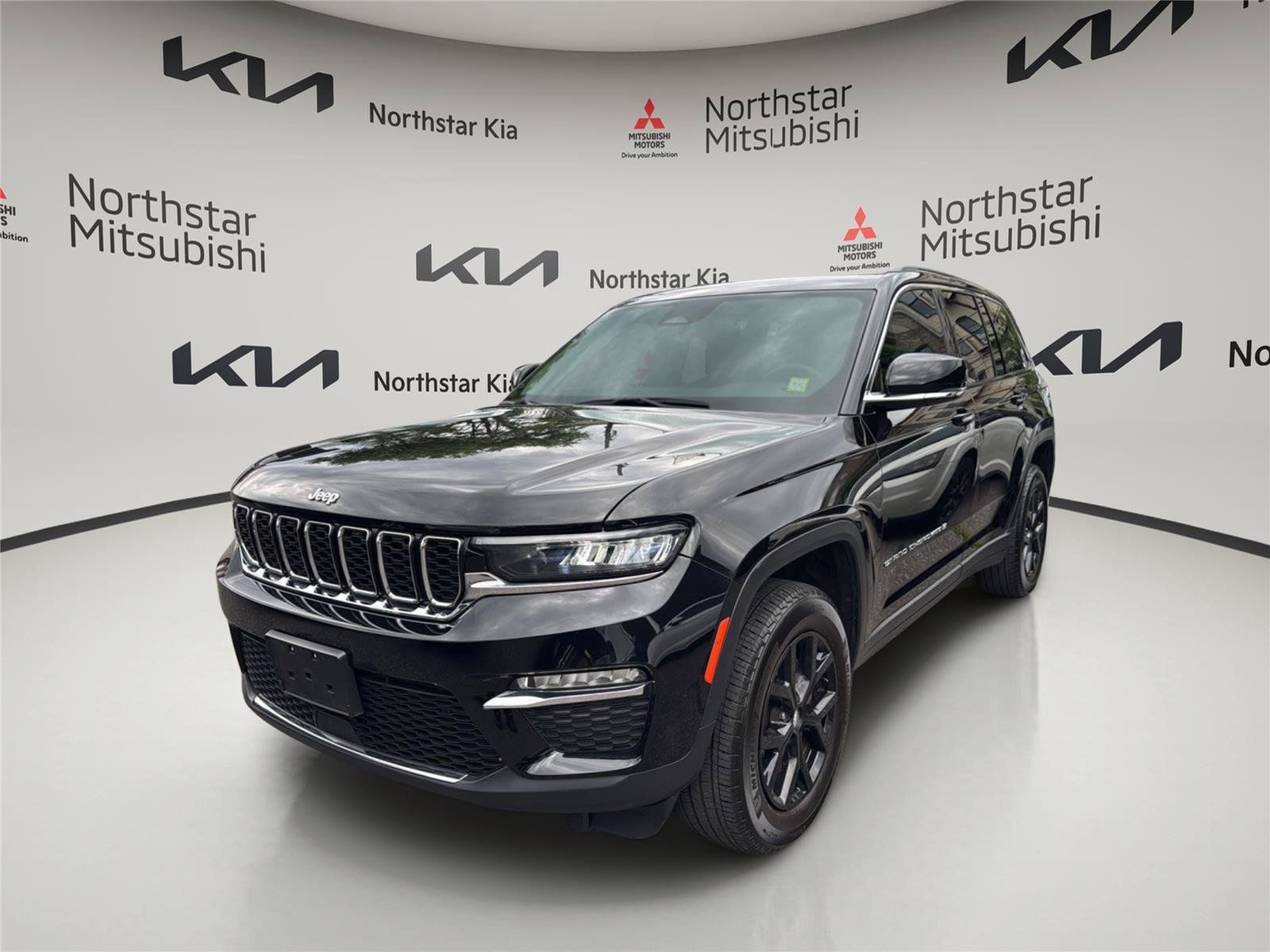 Used 2024 Jeep Grand Cherokee Limited AWD/4WD image 9