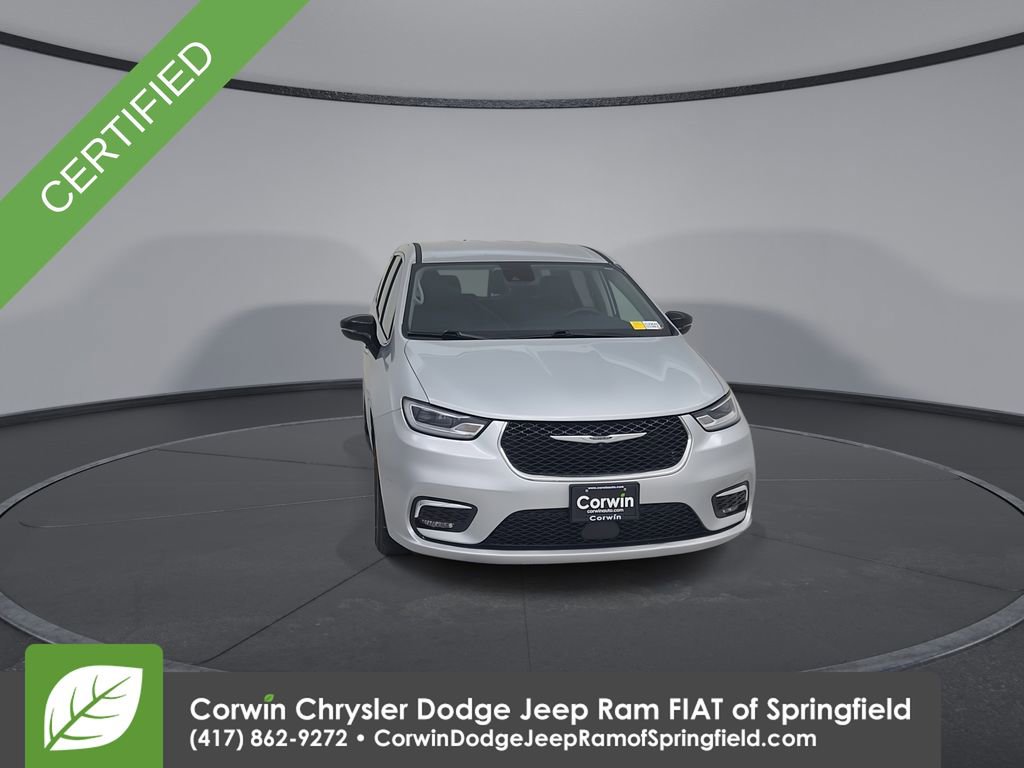 Used 2024 Chrysler Pacifica Touring-L image 4