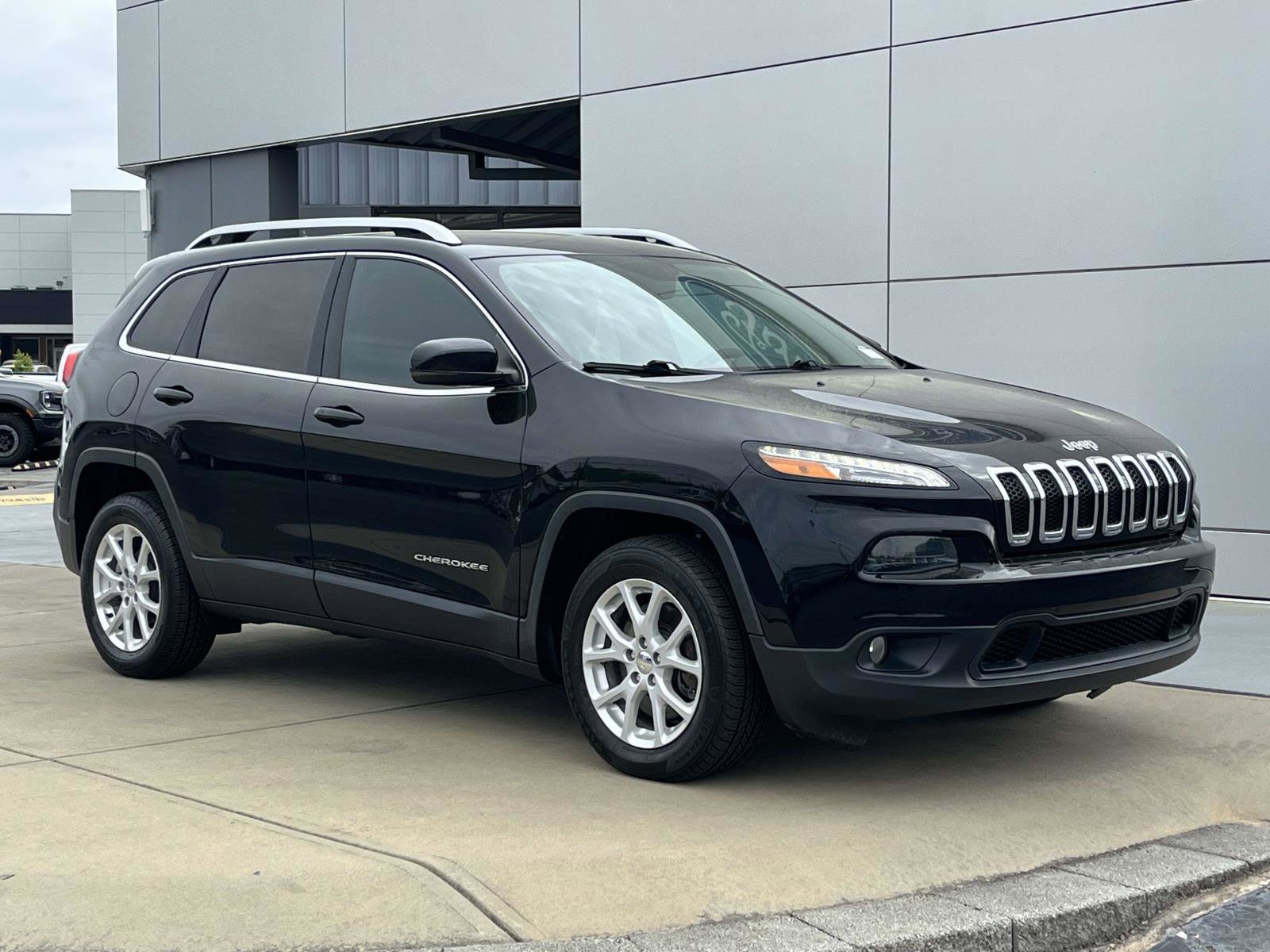 Used 2017 Jeep Cherokee Latitude w/ Comfort/Convenience Group FWD image 1