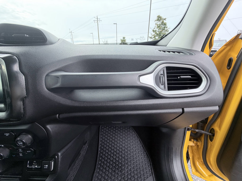 Used 2018 Jeep Renegade Latitude w/ Cold Weather Group FWD image 10