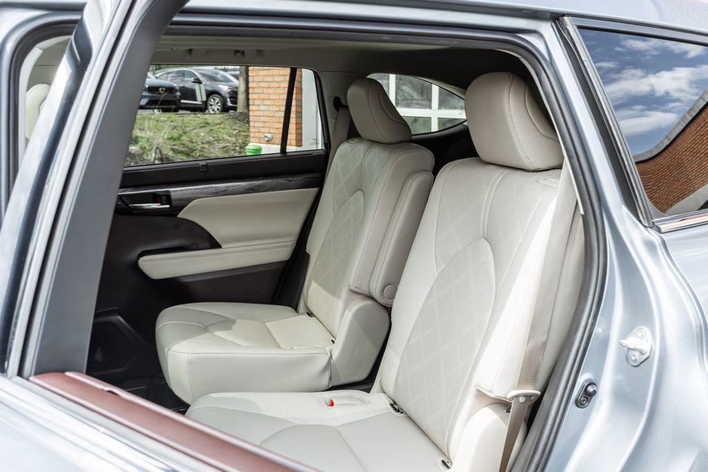 Used 2020 Toyota Highlander Platinum image 30
