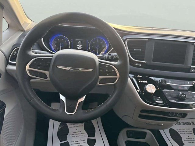 Used 2022 Chrysler Voyager LX image 11