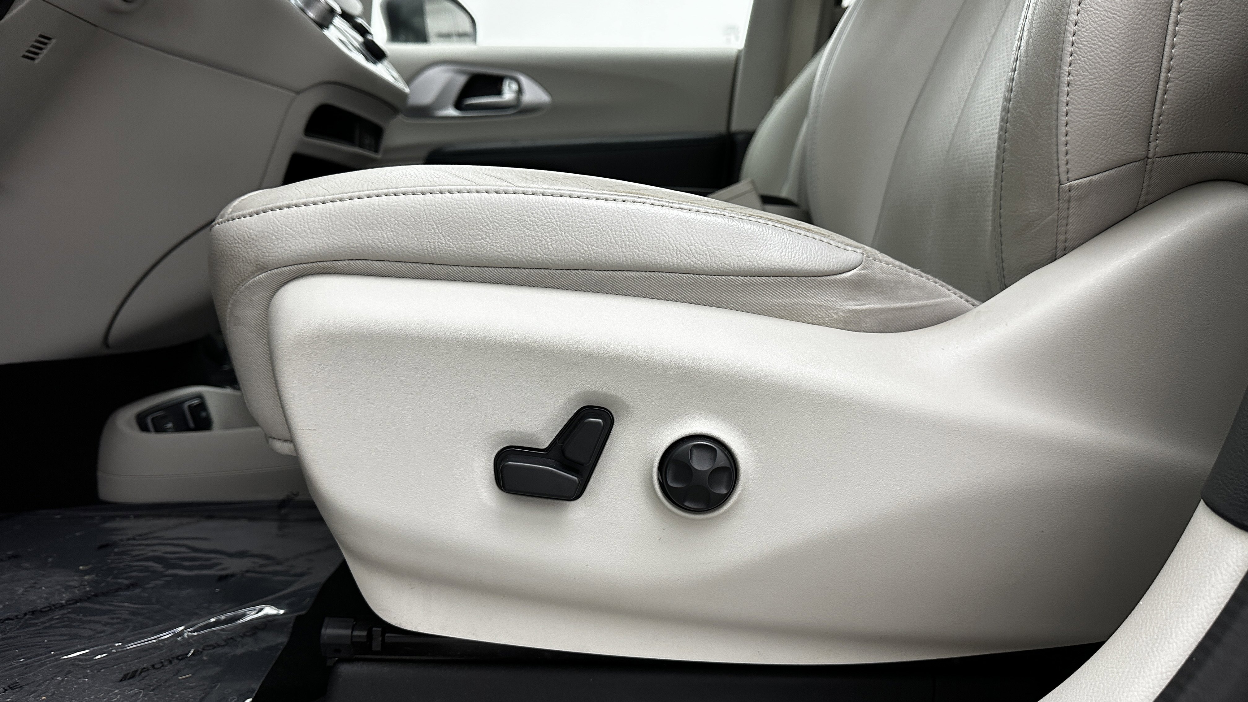 Used 2018 Chrysler Pacifica Touring-L image 12