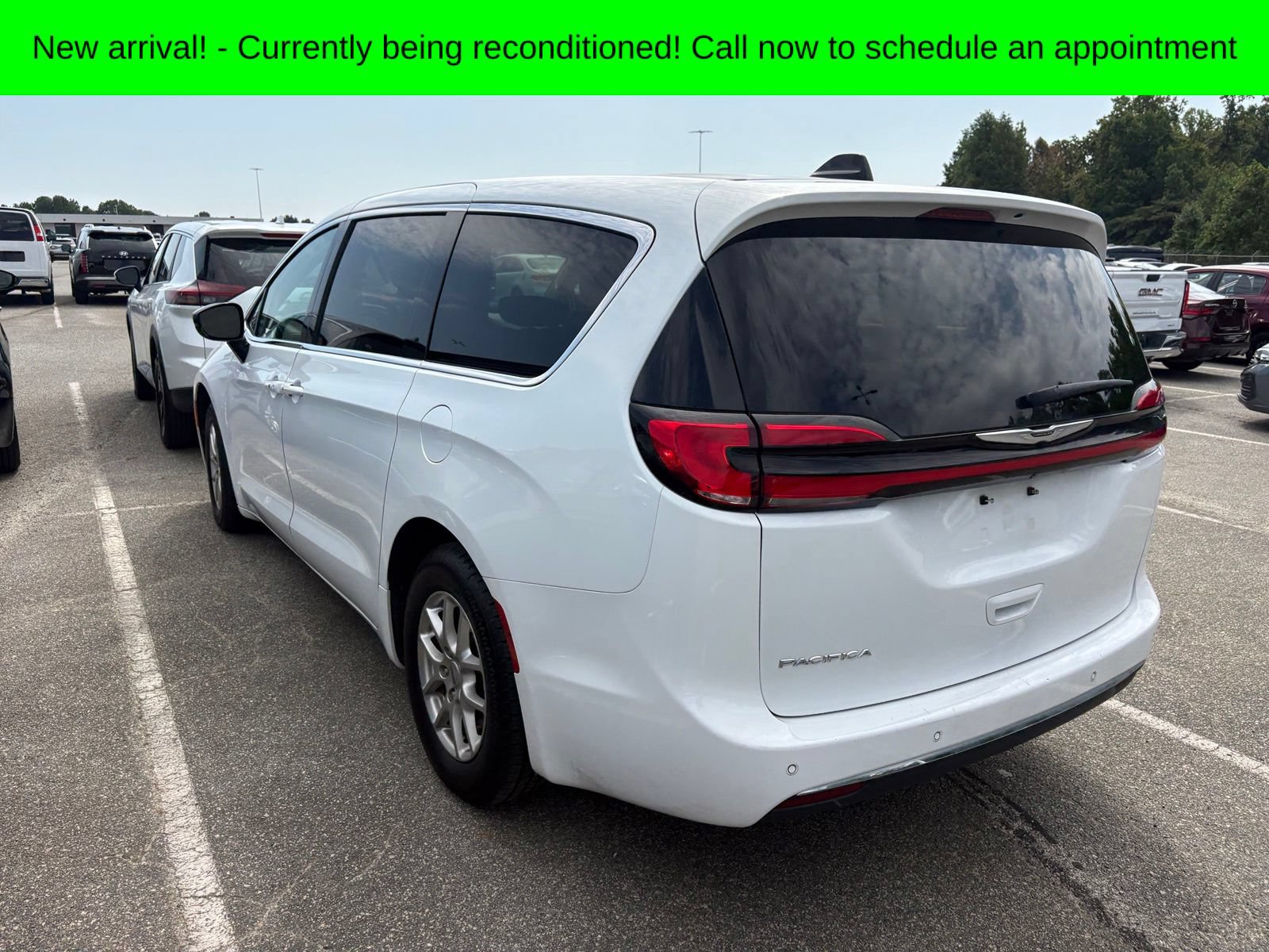 Used 2024 Chrysler Pacifica Touring-L FWD image 7