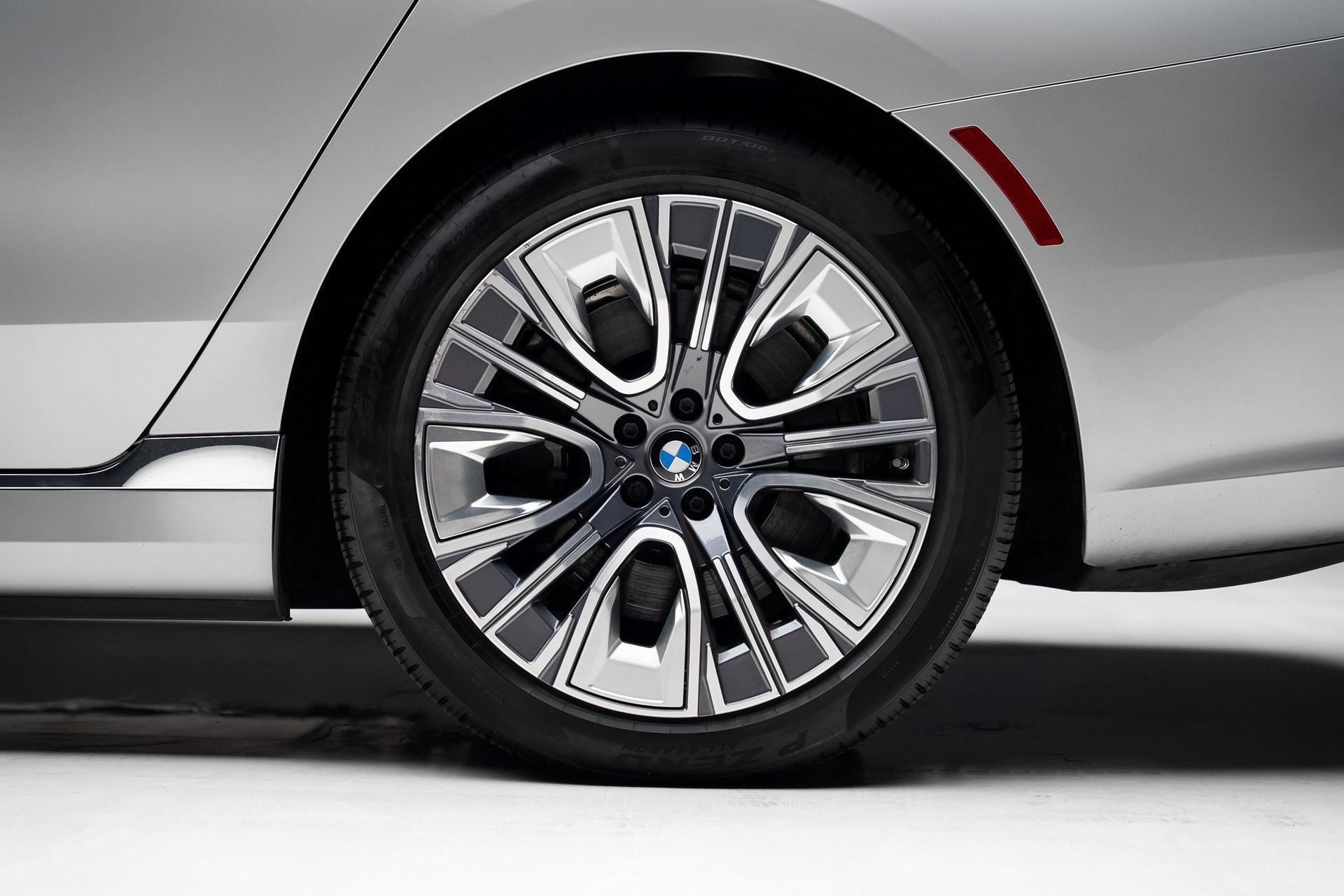 Used 2023 BMW i7 xDrive60 image 21