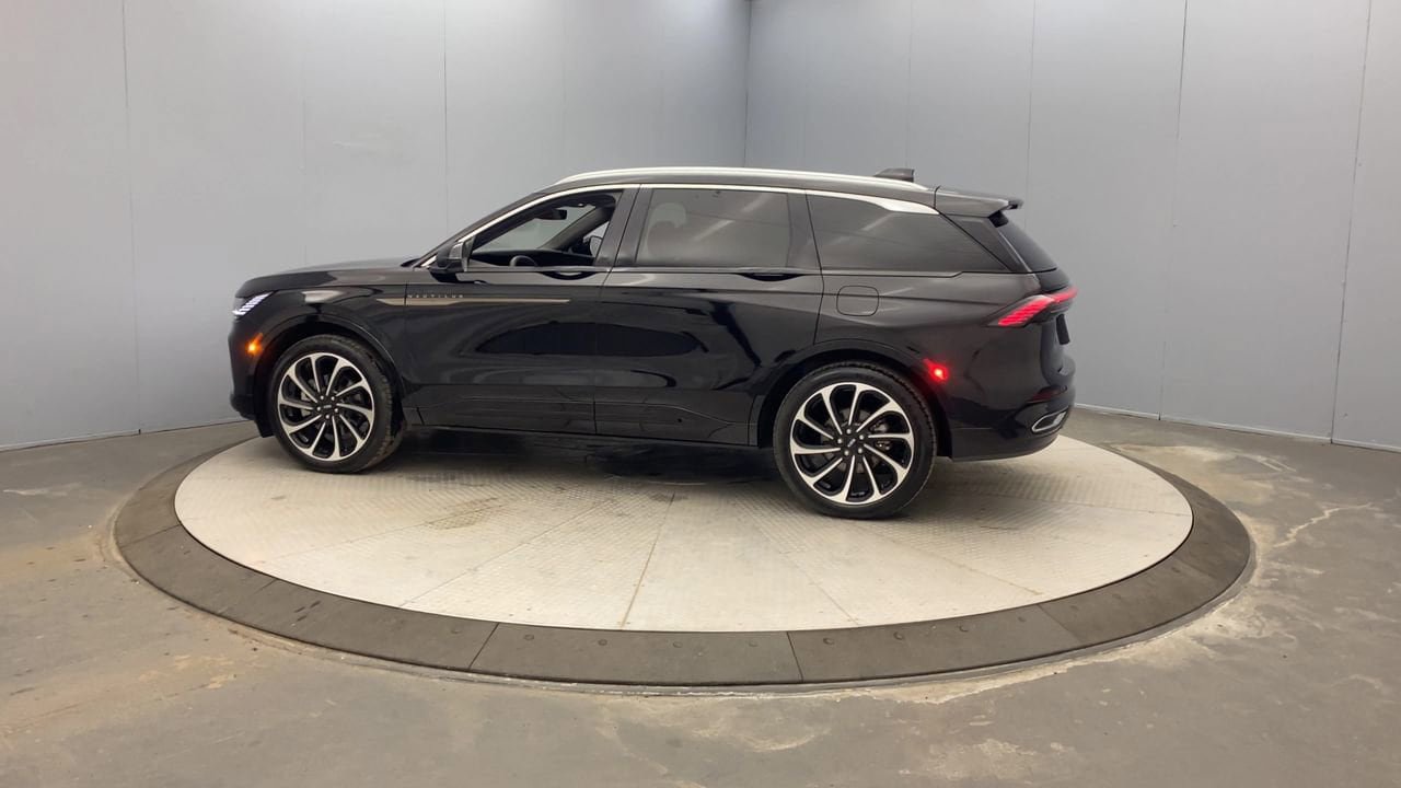 Used 2025 Lincoln Nautilus Black Label AWD/4WD image 2