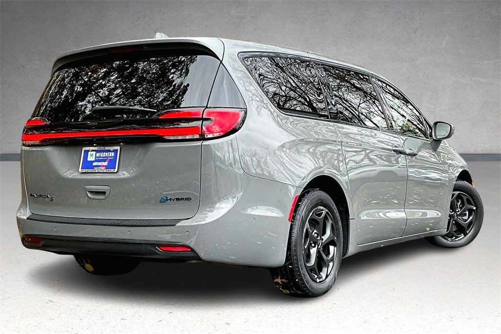 Used 2022 Chrysler Pacifica Limited w/ Uconnect Theater Family Group image 6