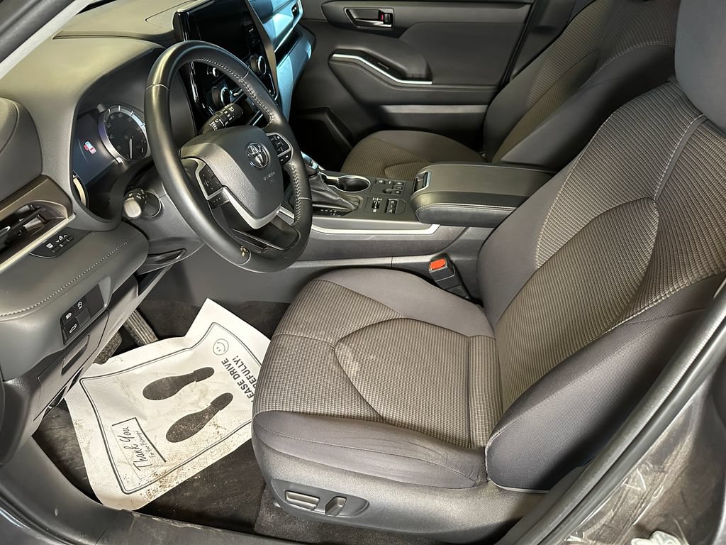 Used 2023 Toyota Highlander LE AWD/4WD image 19