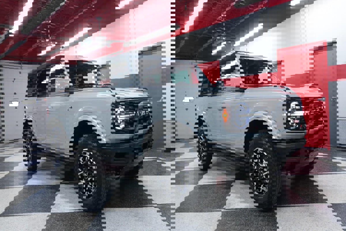 Used 2022 Ford Bronco Outer Banks image 2