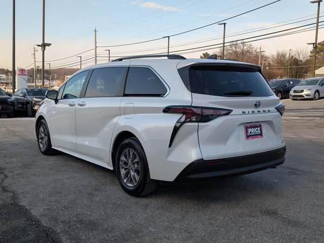 Used 2024 Toyota Sienna XLE image 7