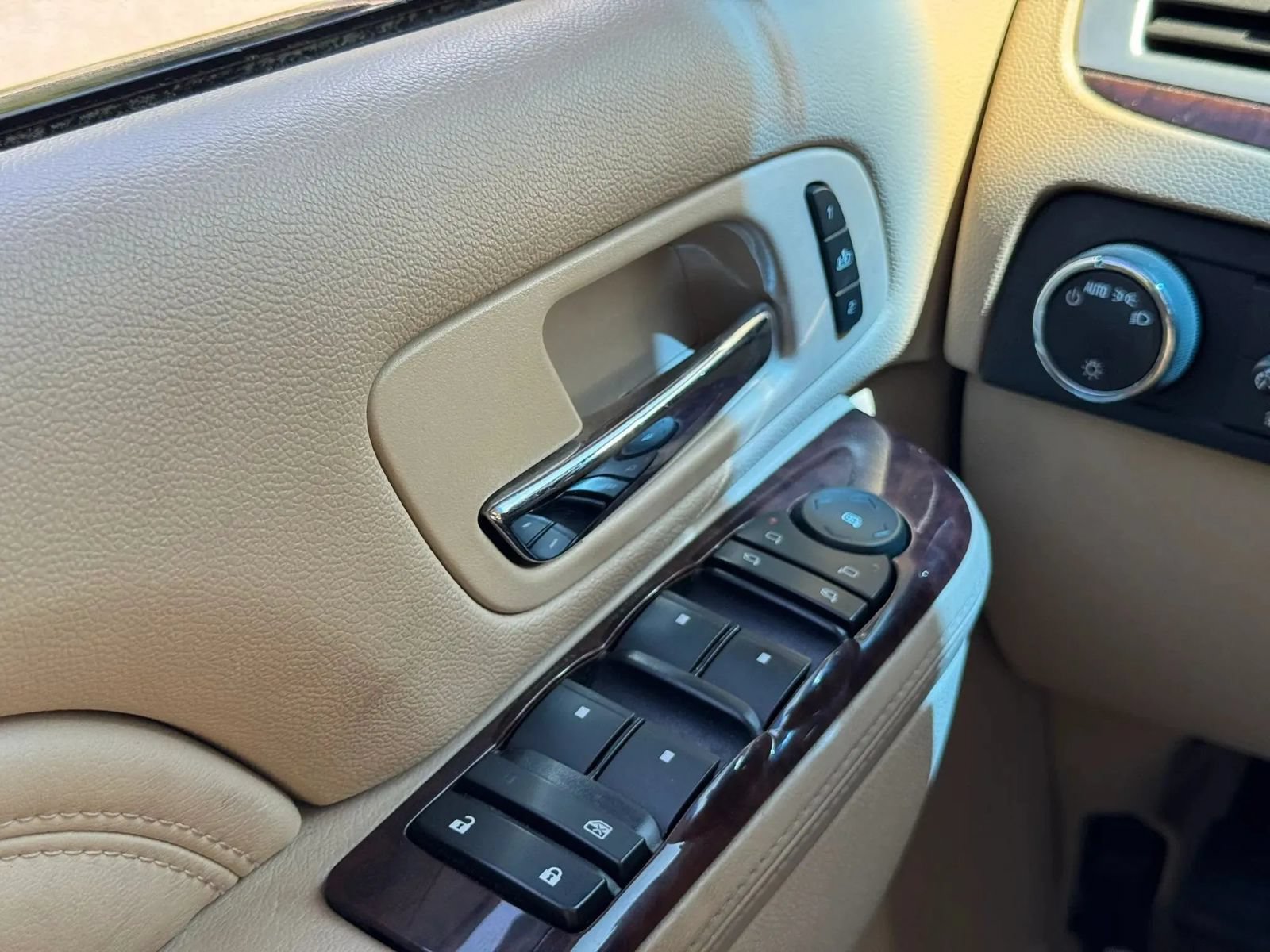 Used 2012 Cadillac Escalade Premium AWD/4WD image 33