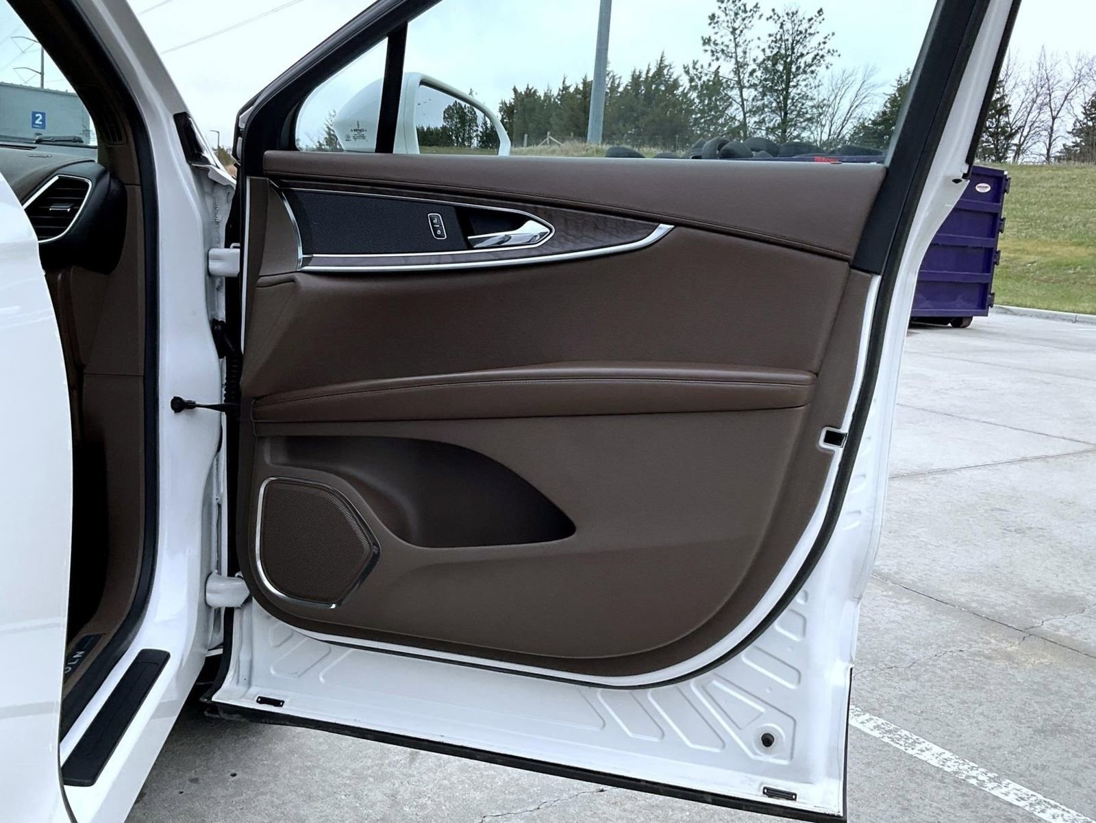 Used 2016 Lincoln MKX Reserve w/ Driver Assistance Package image 17