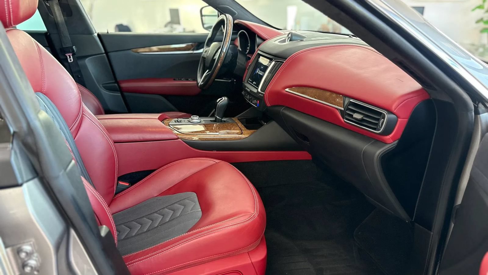 Used 2018 Maserati Levante GranLusso AWD/4WD image 13