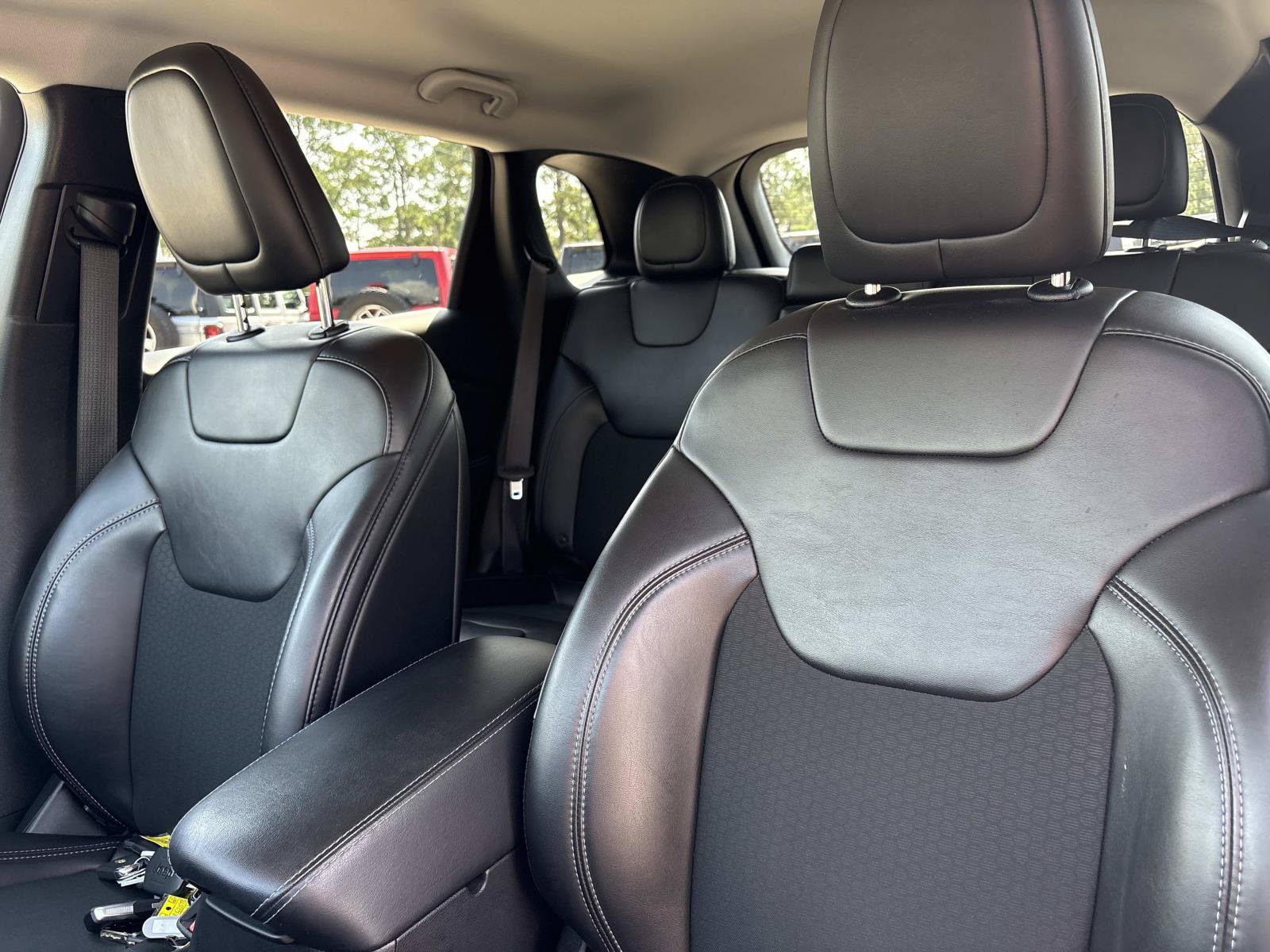 Used 2019 Jeep Cherokee Latitude Plus w/ Comfort/Convenience Group FWD image 20