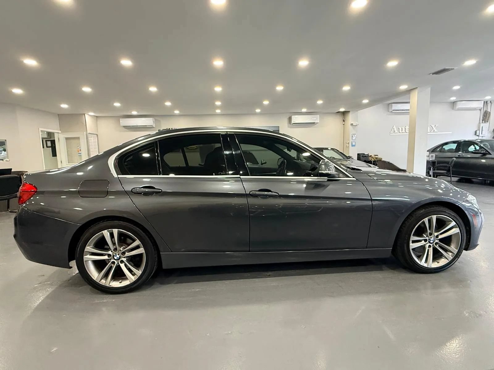 Used 2018 BMW 330i Sedan RWD image 8