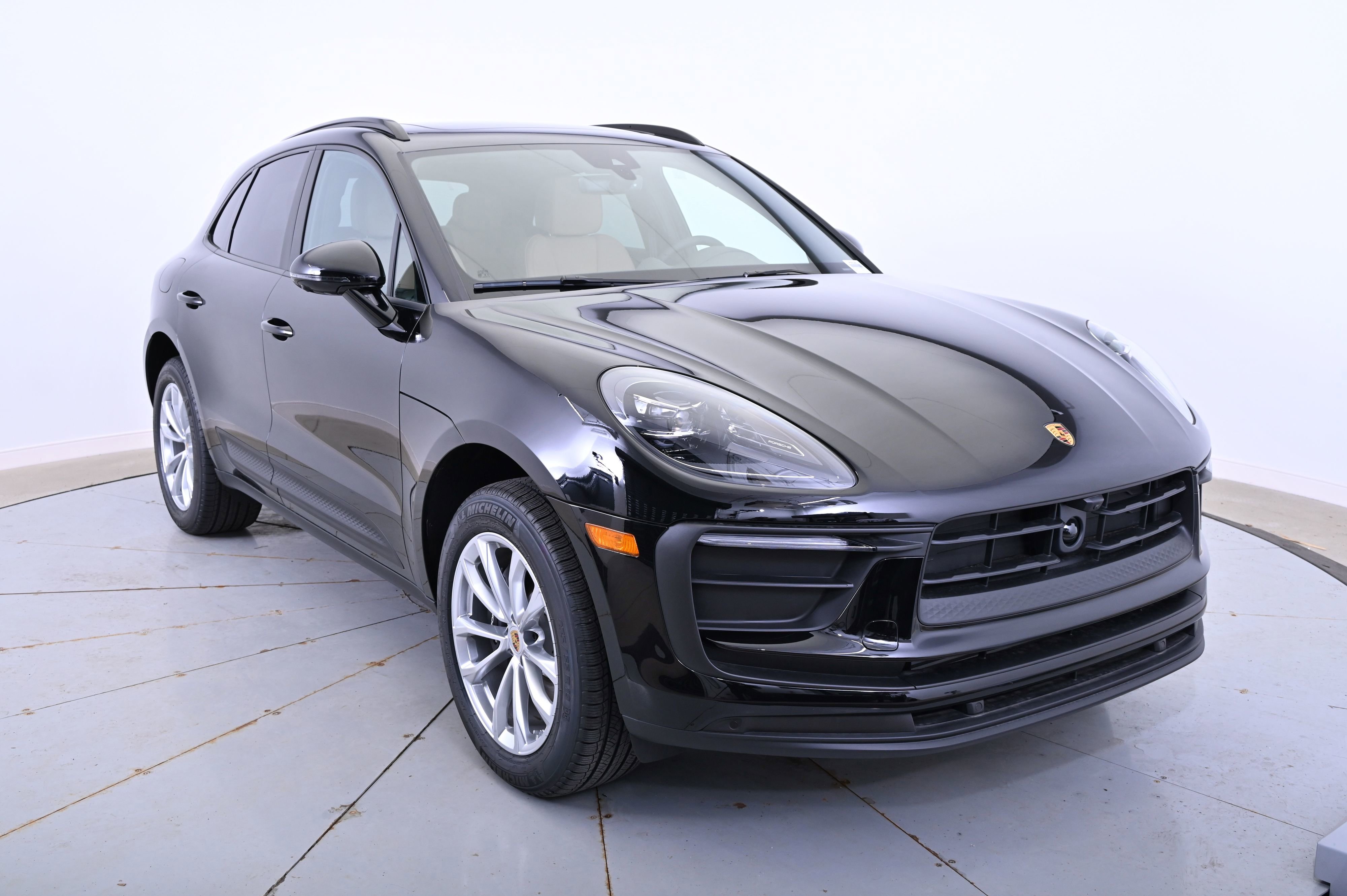 Certified 2025 Porsche Macan image 9