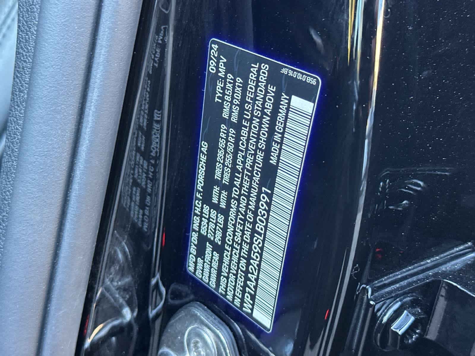 Certified 2025 Porsche Macan AWD/4WD image 33
