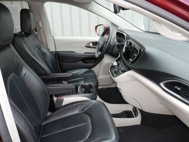 Used 2017 Chrysler Pacifica Touring-L image 27