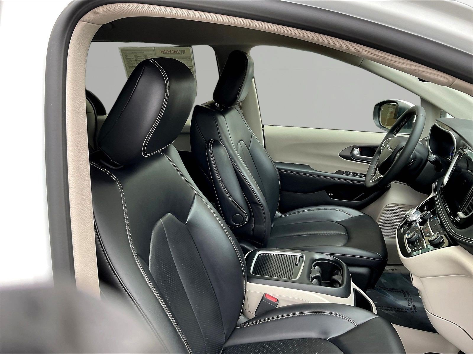 Used 2023 Chrysler Pacifica Touring-L FWD image 29