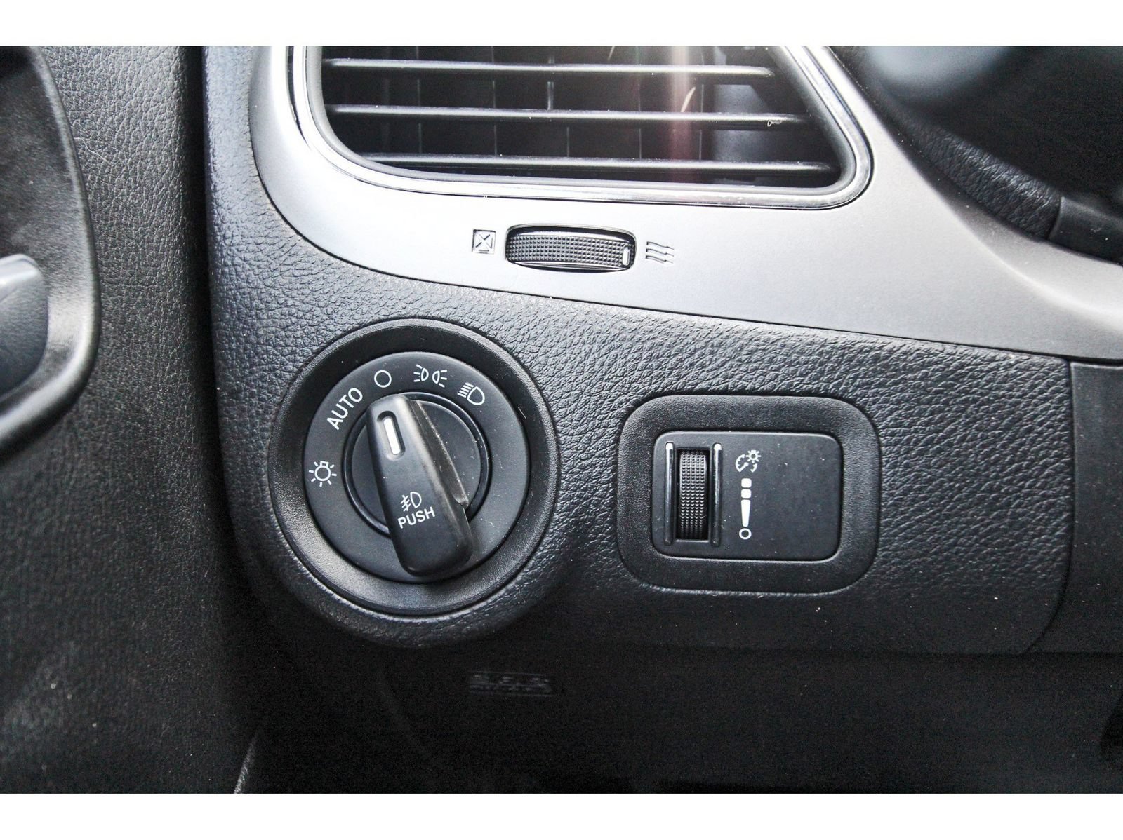 Used 2019 Dodge Journey Crossroad w/ Nav & Sun Group FWD image 18