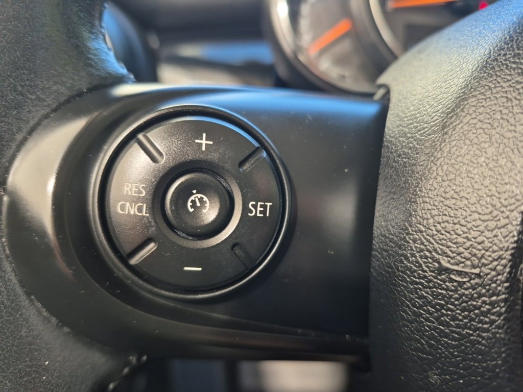 Used 2019 MINI Cooper 2-Door Hardtop w/ Signature Upholstery Package image 15