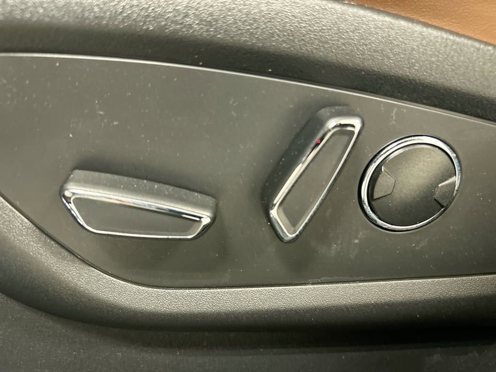 Used 2023 Lincoln Nautilus Reserve w/ Equipment Group 202A image 10