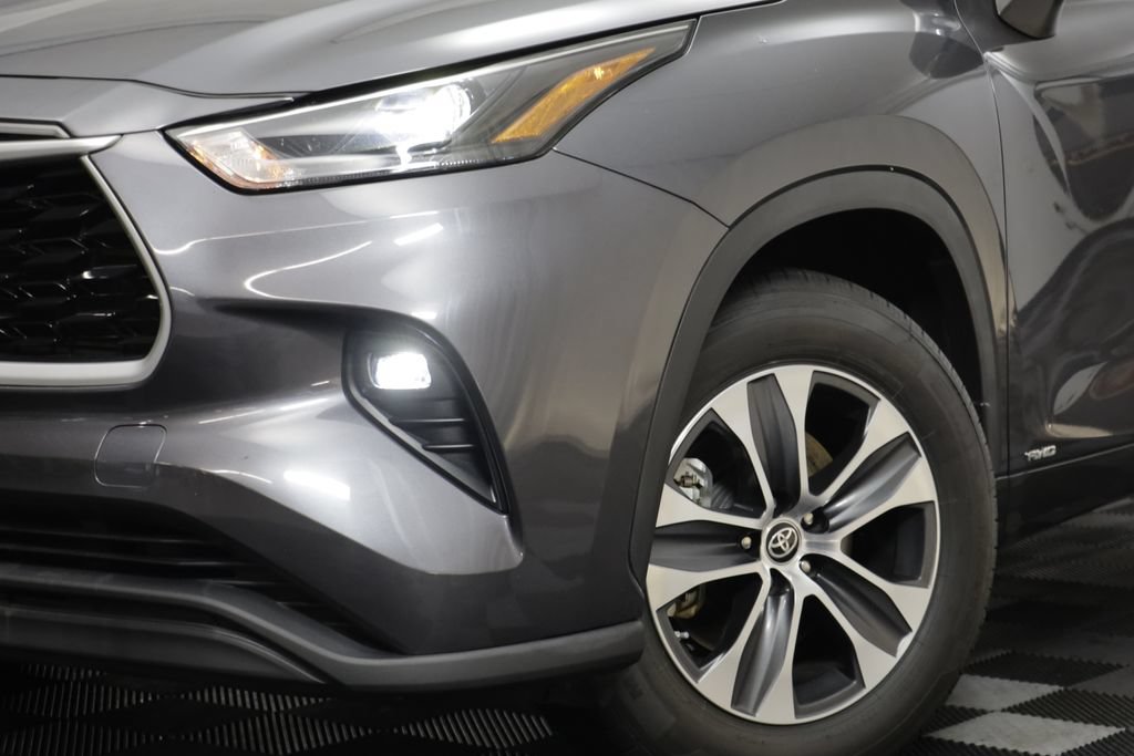 Used 2023 Toyota Highlander XLE AWD/4WD image 3