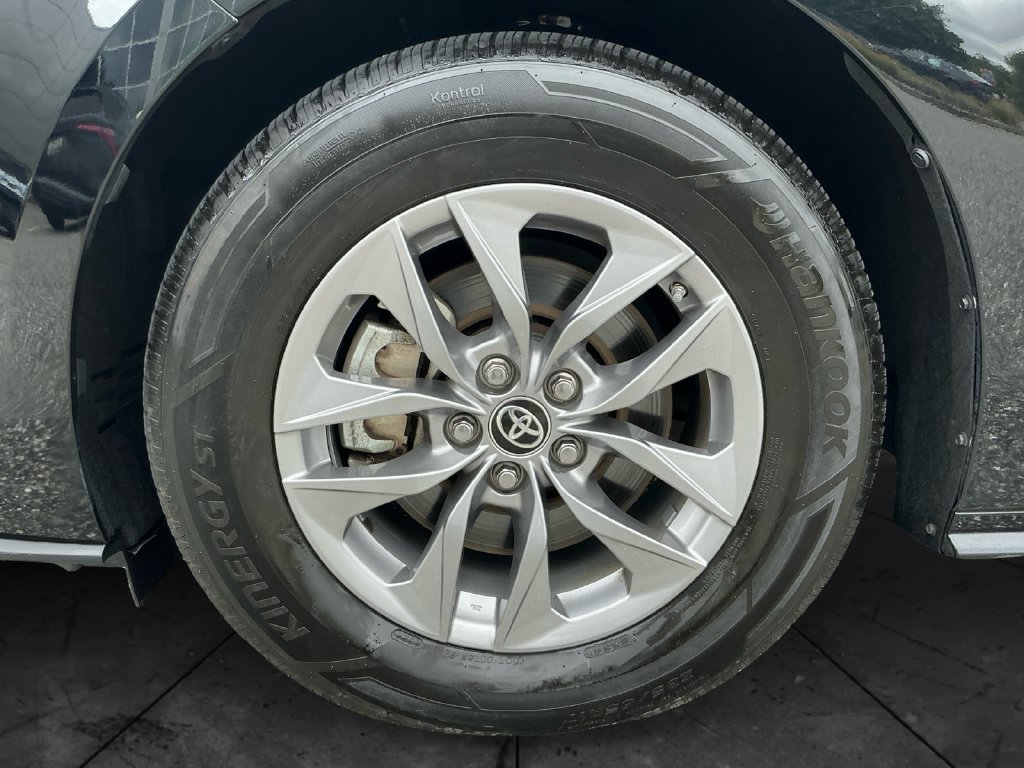 Used 2021 Toyota Sienna XLE w/ XLE Plus Package FWD image 15
