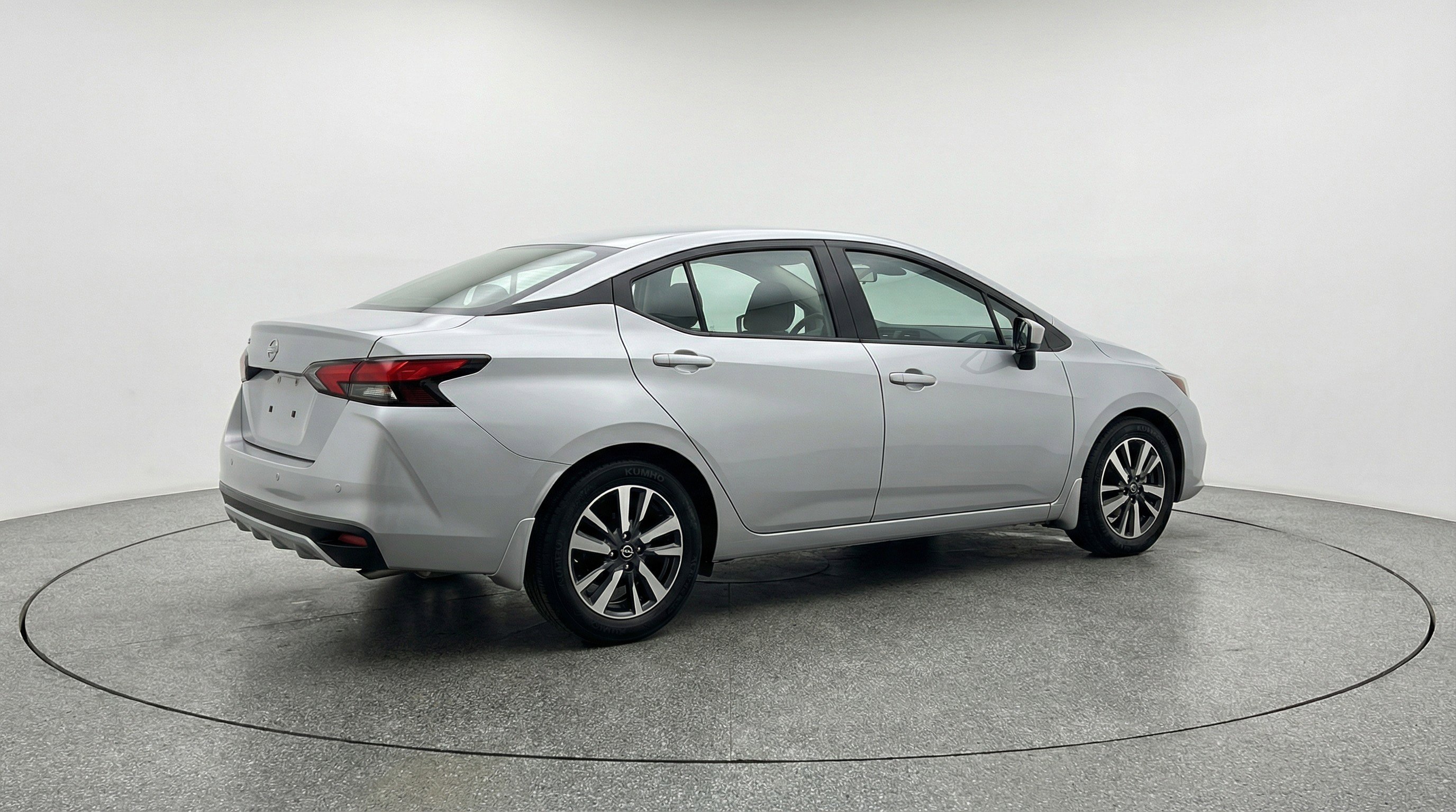 Used 2025 Nissan Versa SV image 9