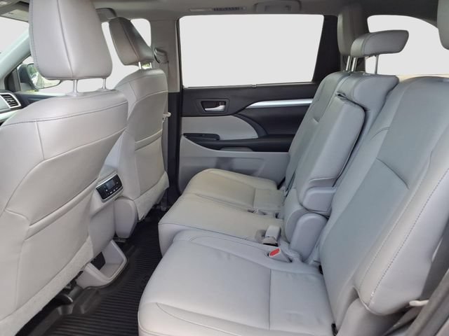 Used 2017 Toyota Highlander XLE AWD/4WD image 12