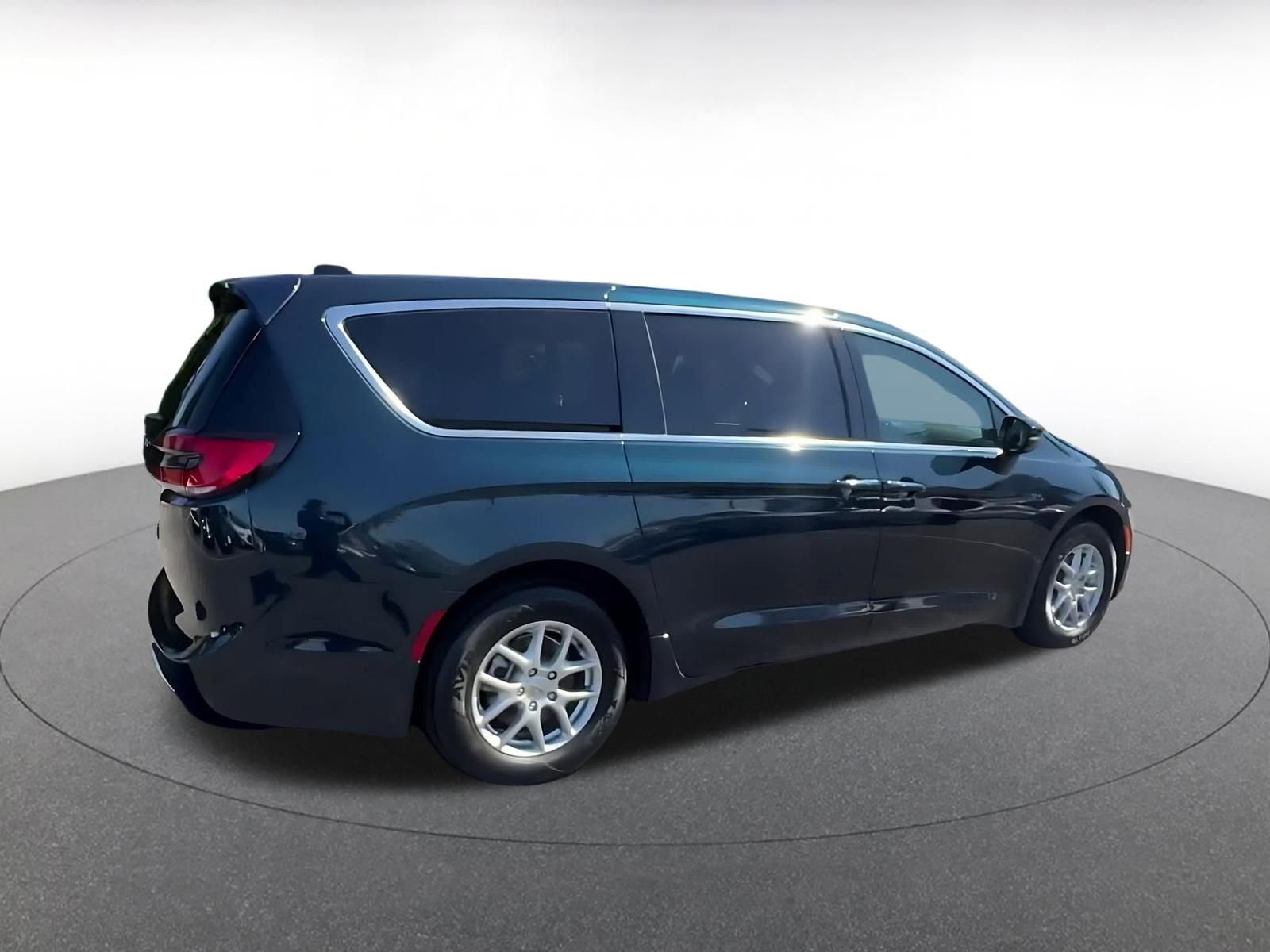 Used 2025 Chrysler Pacifica Select image 15